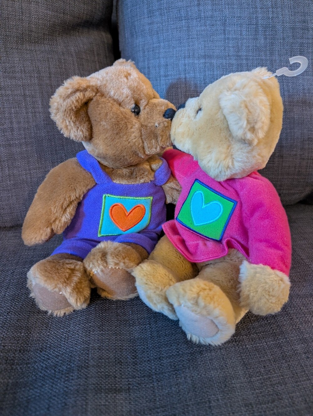 Vintage 1990 Hallmark Magnetic Kissing & Holding Hands Teddy Bears!